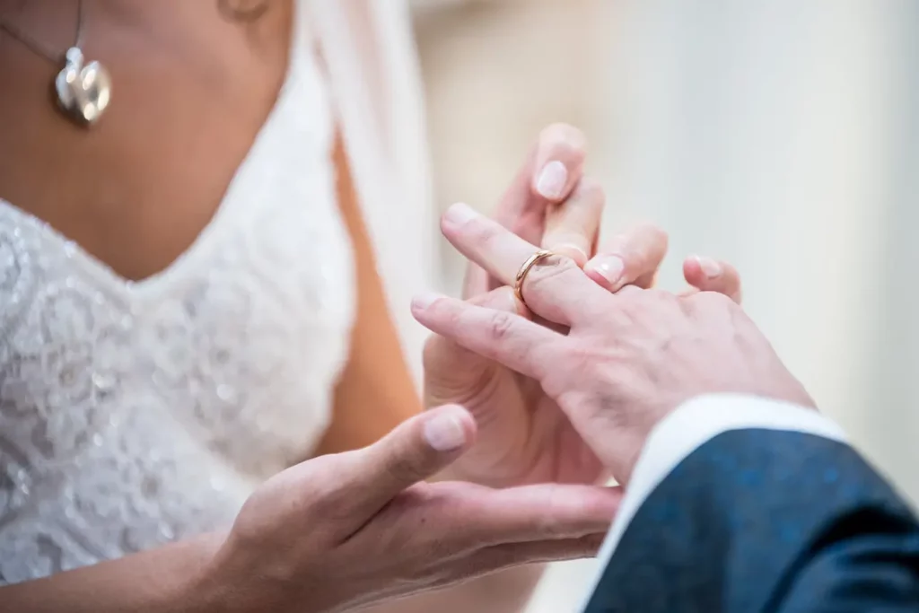 momento dello scambio degli anelli durante il matrimonio.