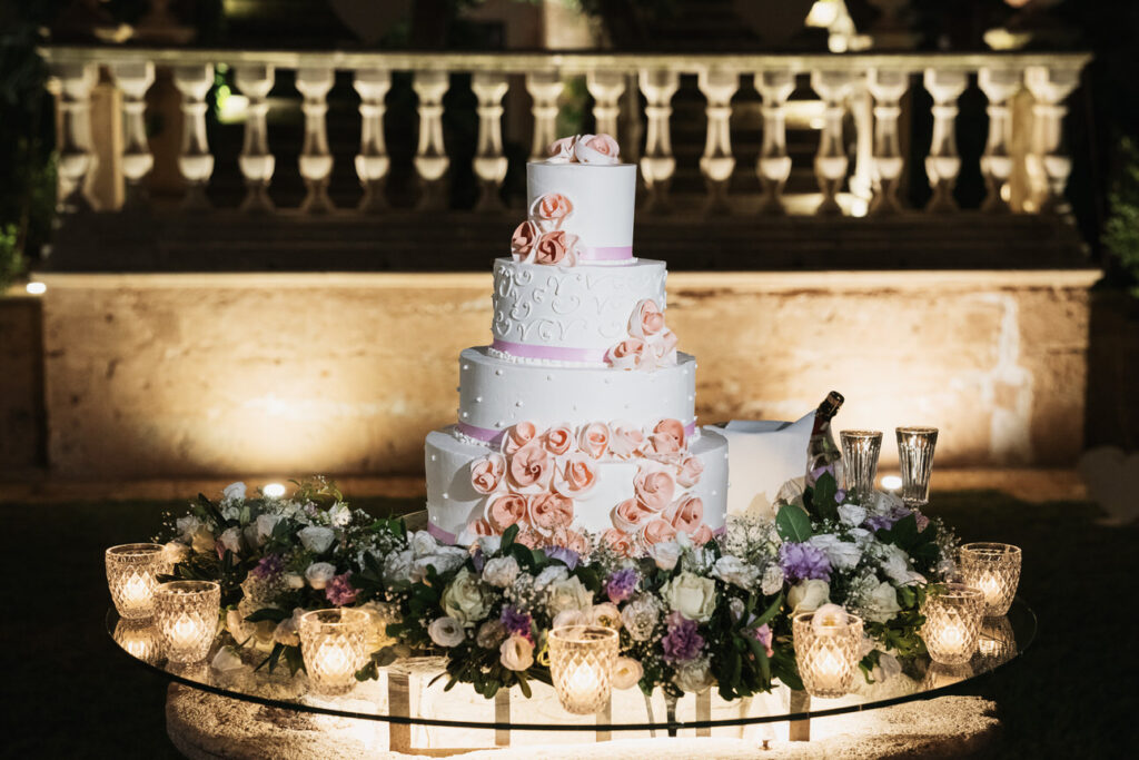 torta nuziale elegante per un matrimonio serale