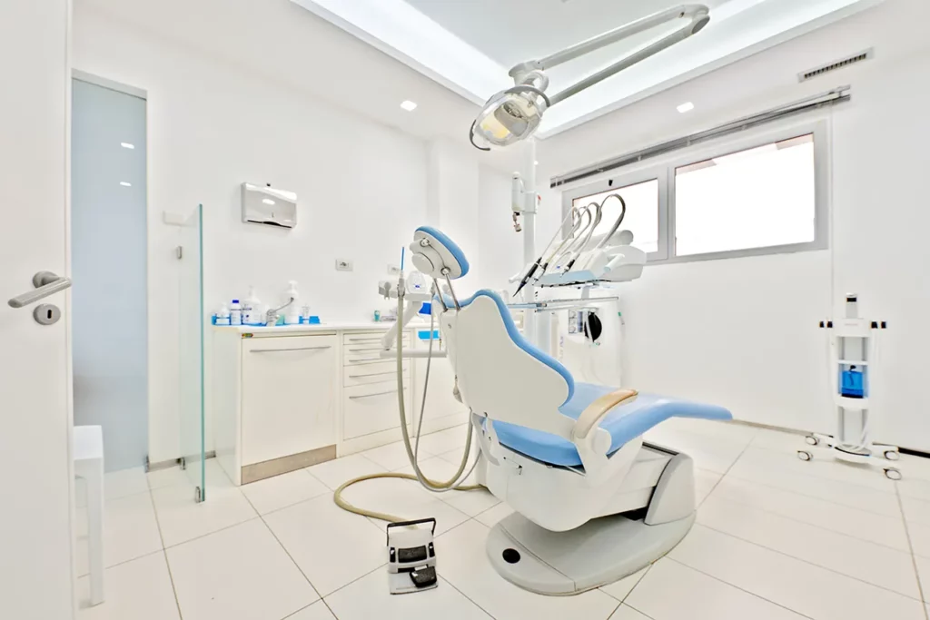 Atmosfera Calda e Rilassante: Un Dettaglio dell'Arredo Studio Dentistico