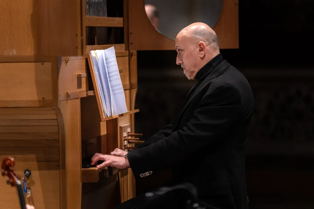 Antonio Rizzato esegue magistralmente le musiche all'organo, arricchendo il concerto con un tocco di spiritualità e di solennità