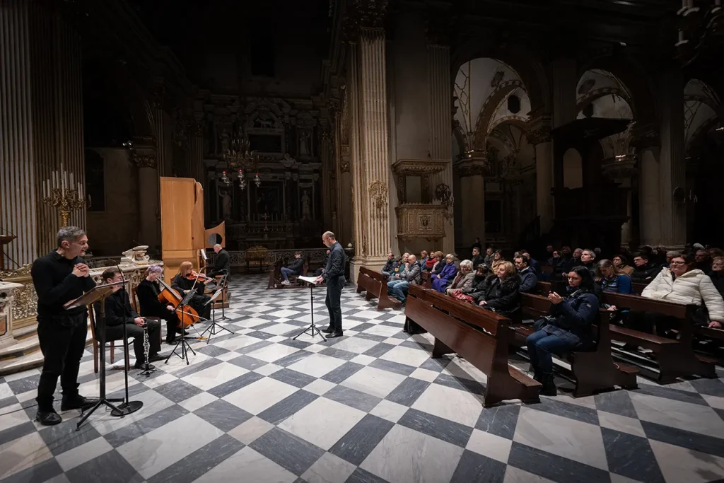 Il pubblico attento e commosso durante l'inaugurazione del Festival Organistico del Salento 2024 con il concerto "Preghiere" nella Cattedrale di Lecce
