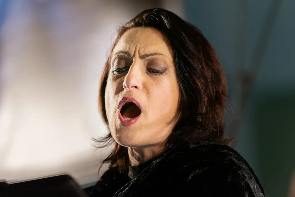 Il soprano Simona Gubello esegue con delicatezza e sensibilità i brani del Requiem di Fauré