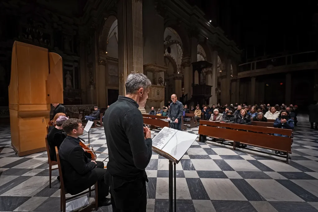Il pubblico ascolta con attenzione e trasporto il concerto "Preghiere" nella Cattedrale di Lecce