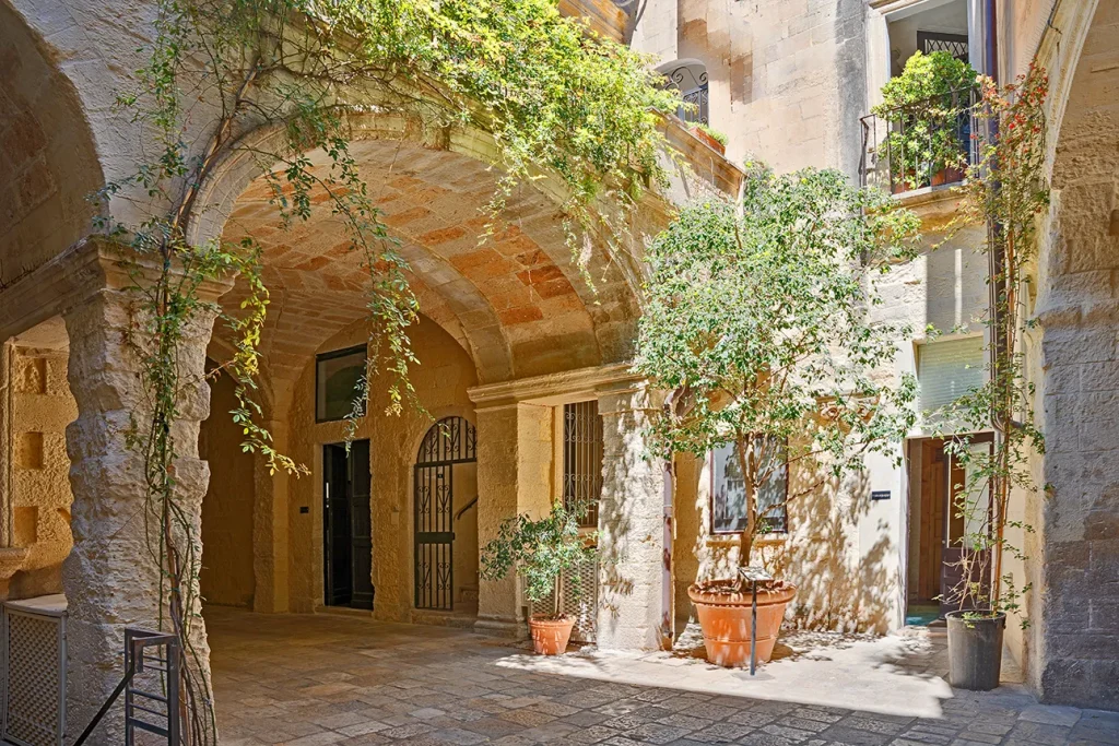 cortile interno del BBPalazzo Personè Luxury Suite con vista della camera Antica Sinagoga