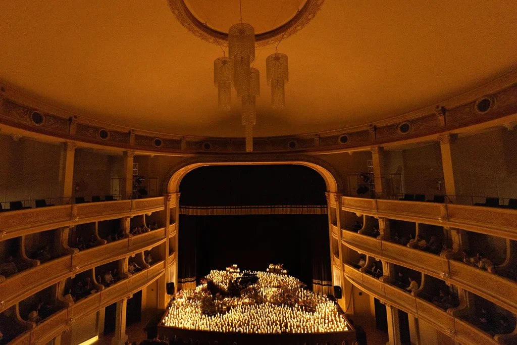 Candlelight Spring al teatro Apollo di lecce illuminato a luce di candela per il concerto di Luigi Gargano
