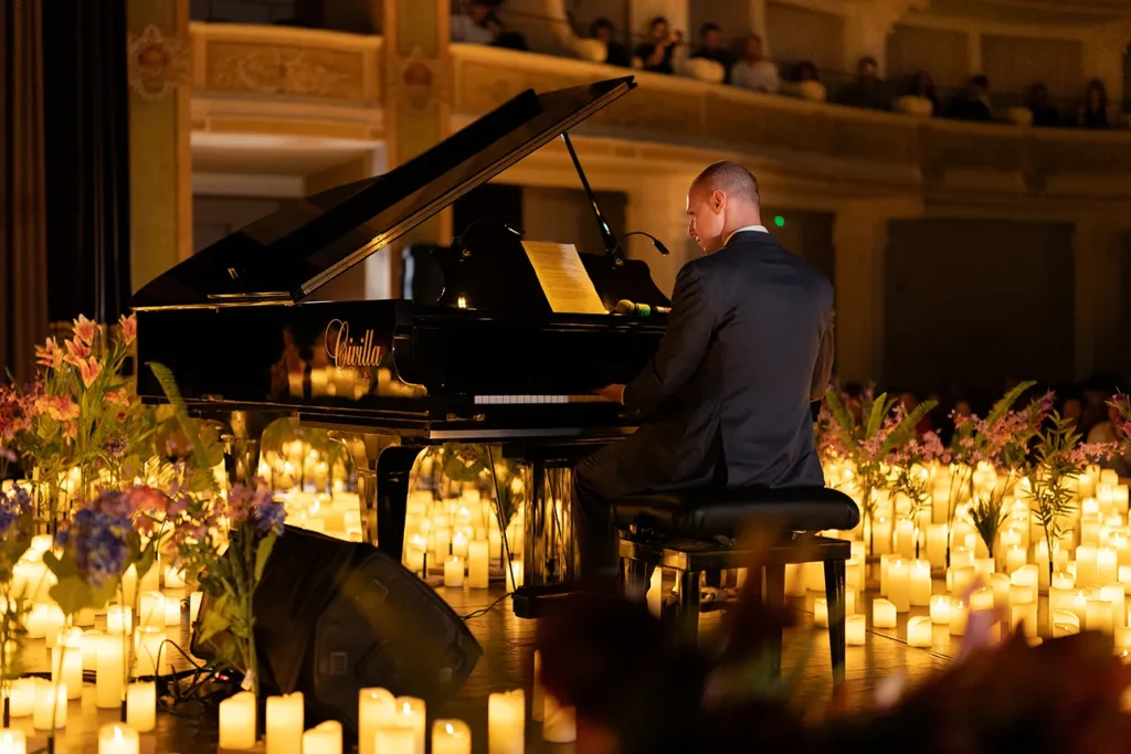 Luigi Gargano al pianoforte esegue brani di Hans Zimmer durante l'evento Candlelight Spring a Lecce
