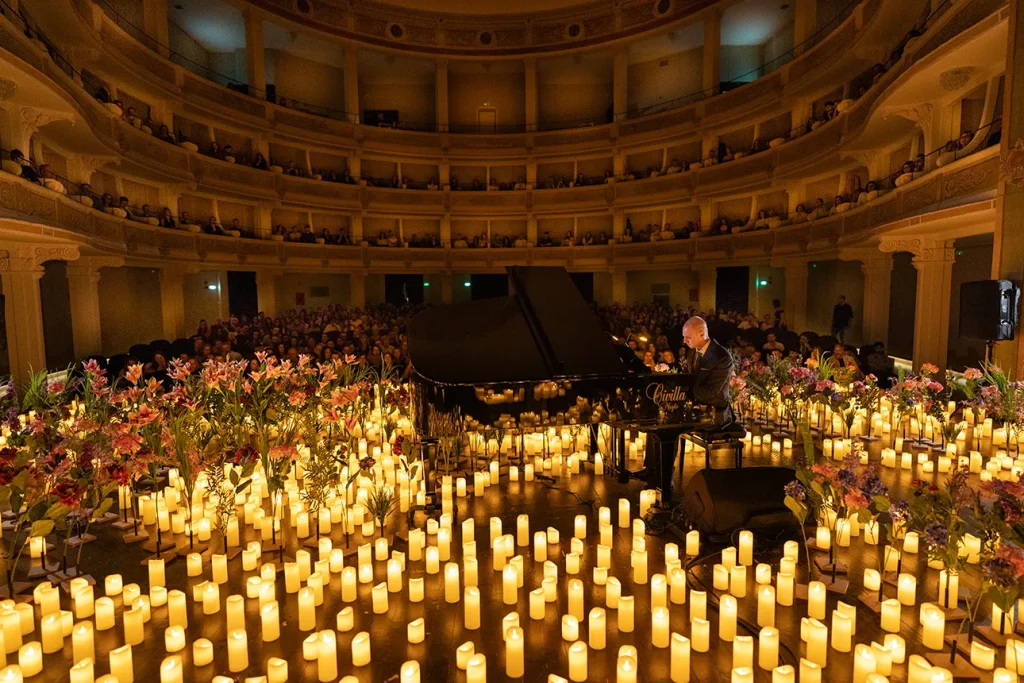 Concerto a luce di candela a Lecce tributo ad Hans Zimmer , al pianoforte il maestro Luigi Gargano. Foto di MARACA FOTOGRAFIA
