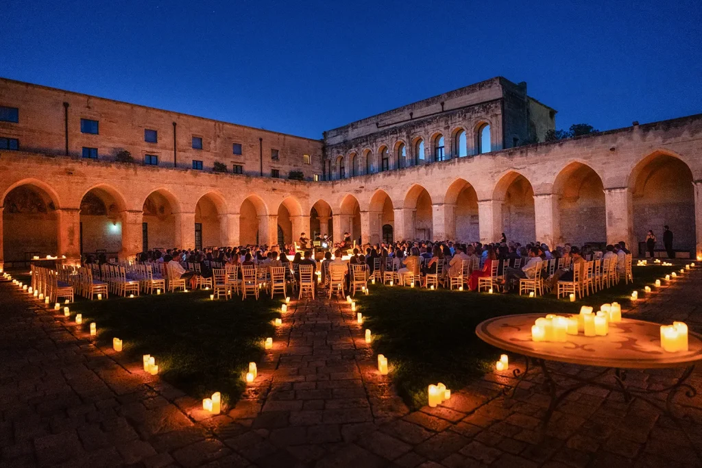 Il chiostro dei Domenicani in una spettacolare immagine durante il concerto Candlelight