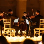 il quartetto di archi durante un concerto con le musiche da film in una magica atmosfera