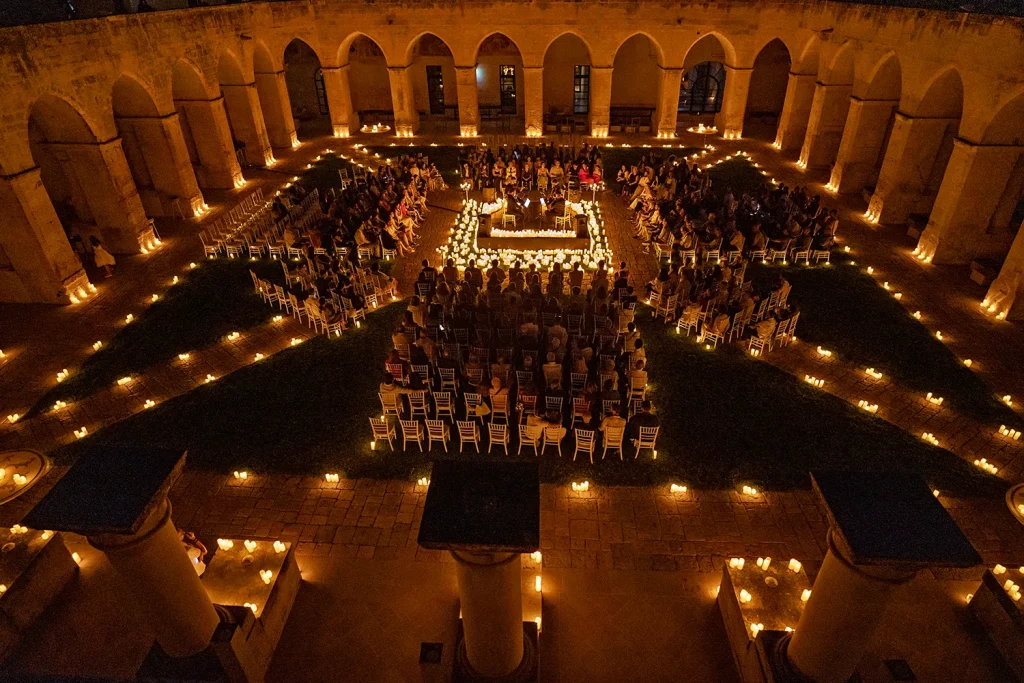 Il chiostro dei Domenicani illuminato dallea sola luce delle candele durante un concerto