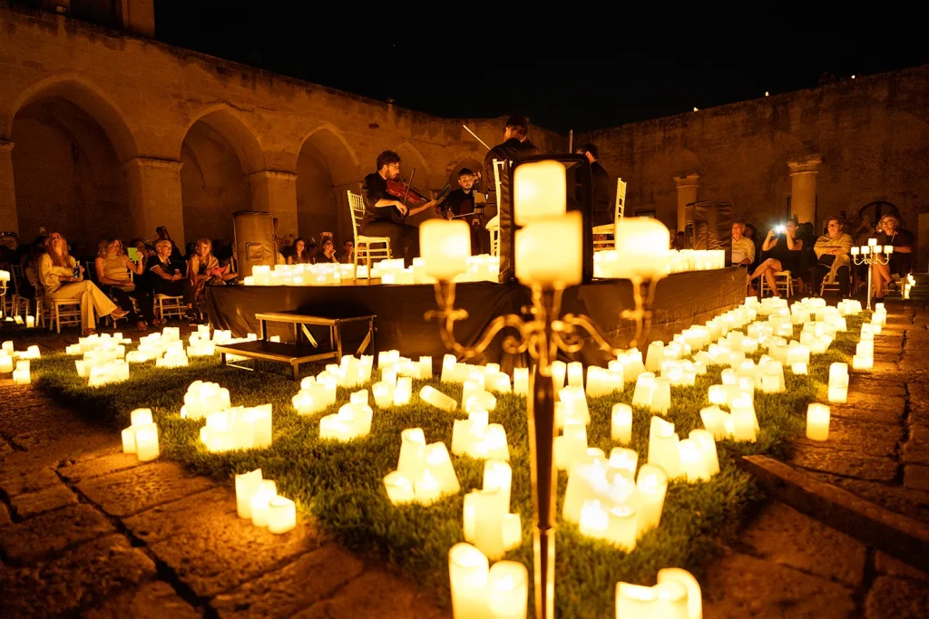 Una bellissima scenografia grazie alle migliaia di luci delle candele durante un concerto candlelight