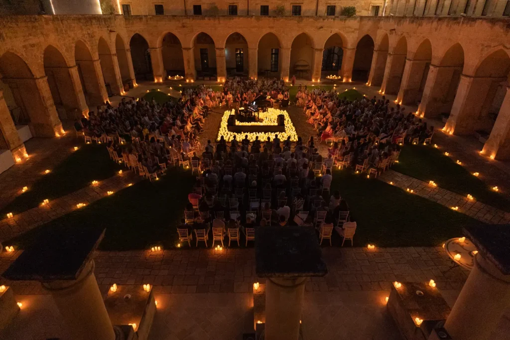 Fantastica veduta del Chiostro dei domenicani illuminato dalle candele