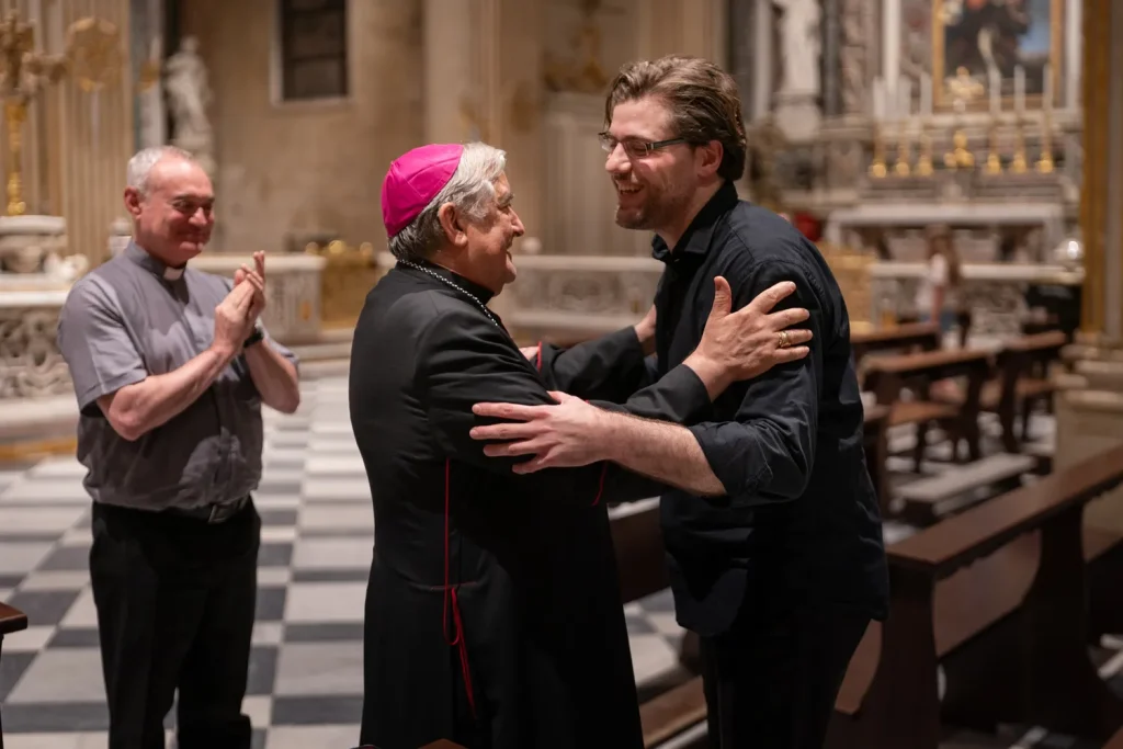 Il Vescovo di Lecce mons. Michele Seccia saluta il Maestro Davide Mariano dopo l'esecuzione del concerto per organo nella chiesa Cattedrale di Lecce