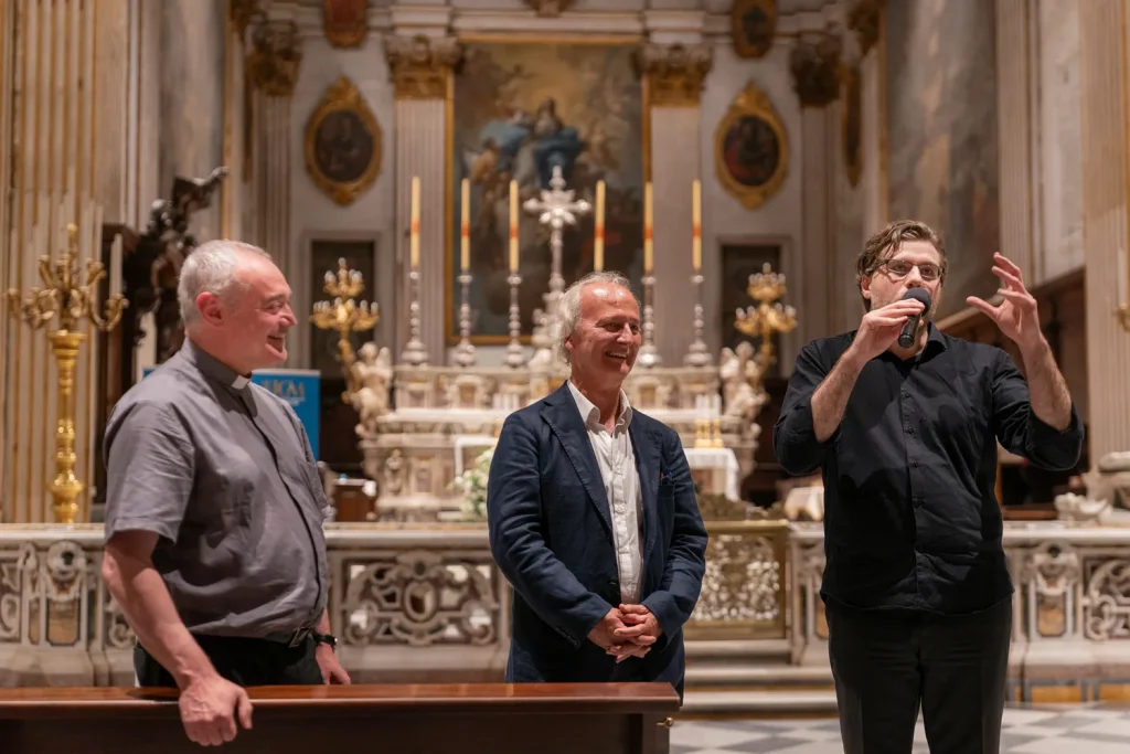 Davide Mariano dopo l'esecuzione del concerto ringrazia il pubblico del Festival organistico