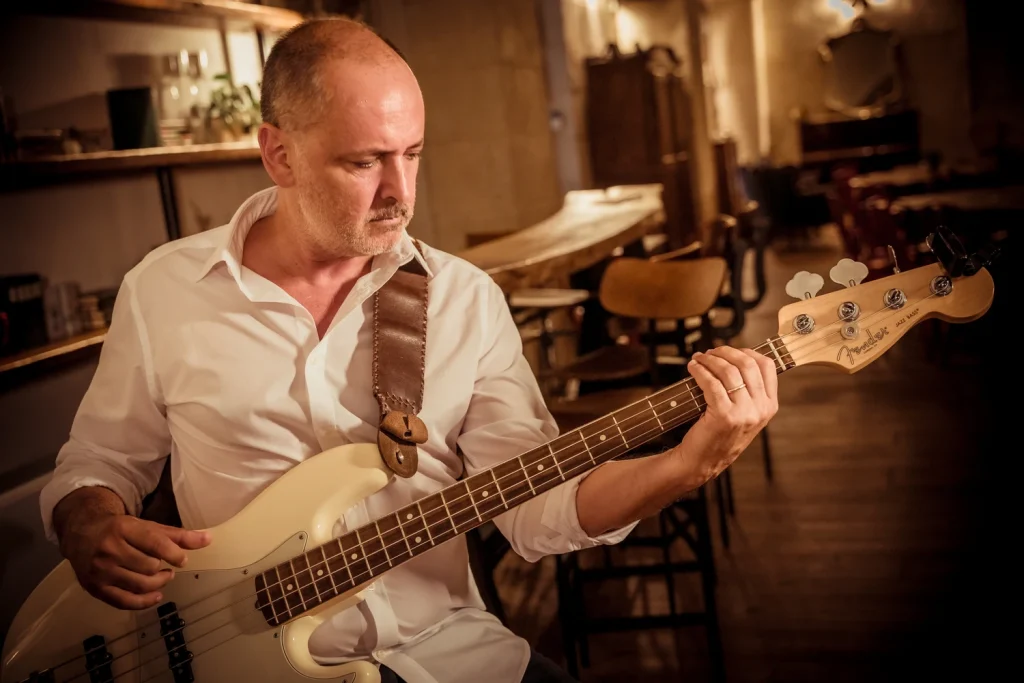 Carlo Romano al basso del gruppo Freesound durante una serata di musica swing