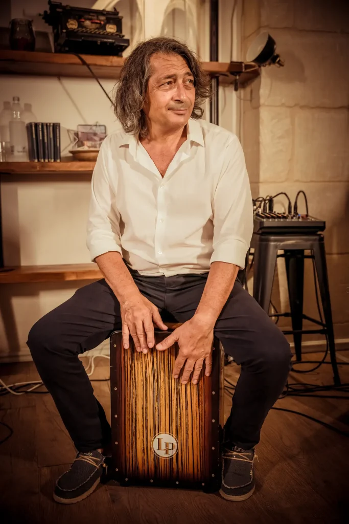 Il musicista Peppino Ciraci suona il Cajon