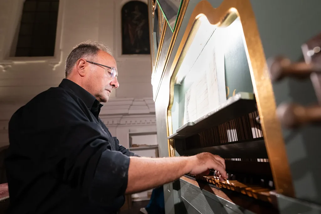 Il maestro Sergio de Blasi all'organo della chiesa di sant'Anna a Lecce