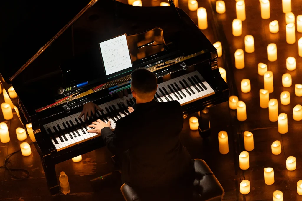 Daniele Chiappini al pianoforte durante un concerto a lume di Candela